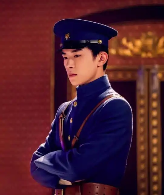 易烊千玺军装剧照曝光,金像奖影帝胜券在握
