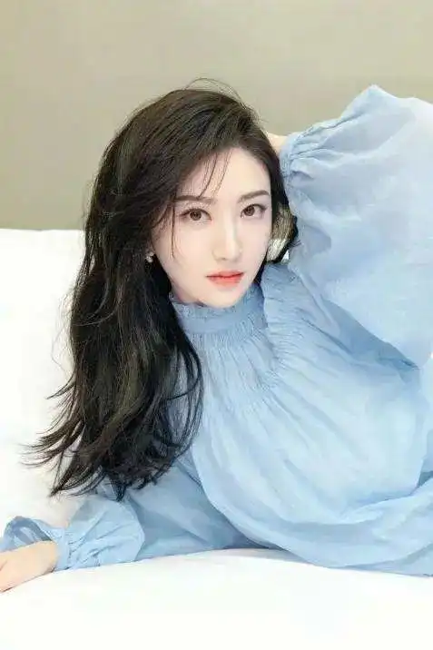 今年春夏这3件上衣火了,舒适百搭又时髦,配裤子裙子都美
