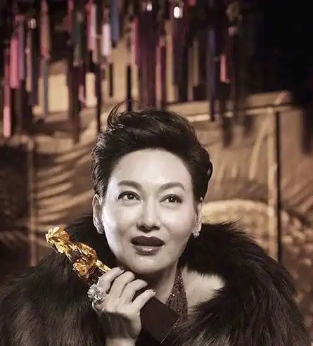 从摆摊到影后因打戏成名,等了初恋四十年,如今的她依旧自信优雅
