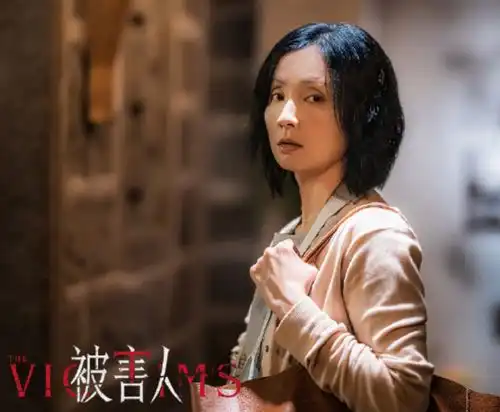 陶虹三亚度假被曝遇车祸,本尊晒小红花回应,机场露面状态成焦点