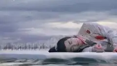 楚乔传燕洵不想楚乔葬身冰湖,试图拉她回岸宇文玥掉进湖里
