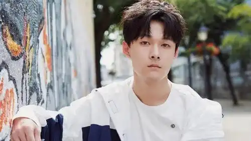 吴倩真的隐婚生子带孩子出门被拍,与张雨剑恋情成谜
