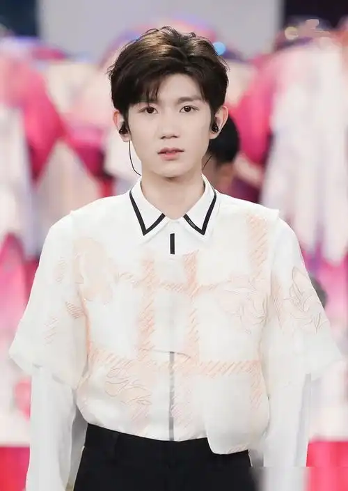 王源的颜值是有多高看到演出时舞蹈演员的反应,算是明白了
