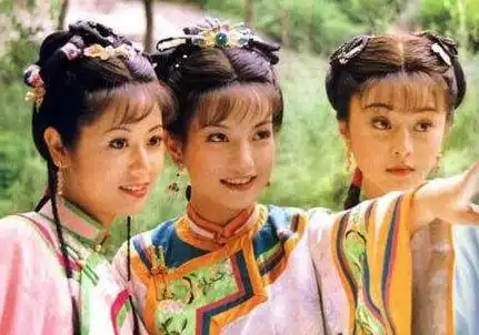 还珠格格经典穿帮镜头,小燕子的黑毛,令妃时尚的小皮鞋
