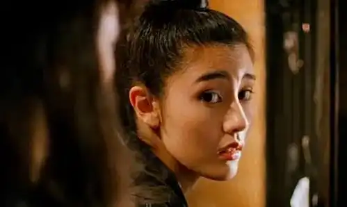 成龙追求李嘉欣,李嘉欣披着羊皮的狼,我不会喜欢成龙这种人的
