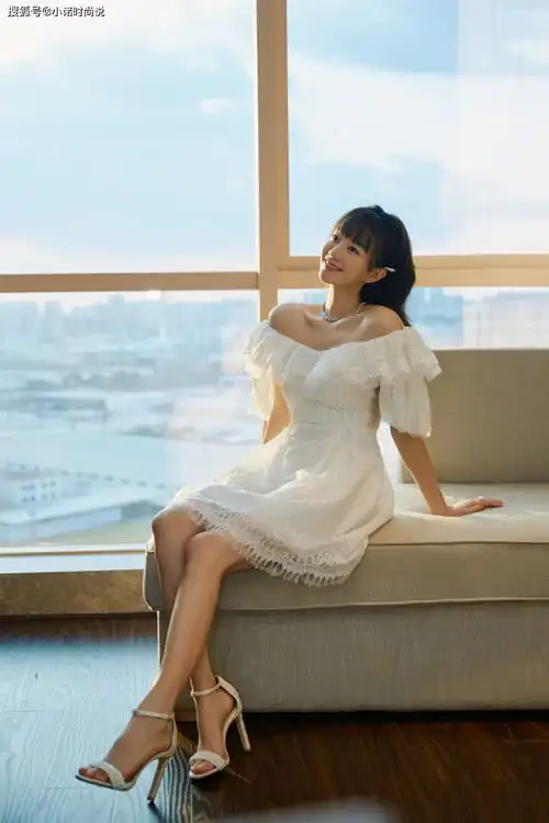 胡意旋一双漂亮的大眼睛,俏皮可人的容颜让人喜爱,锁骨更吸精