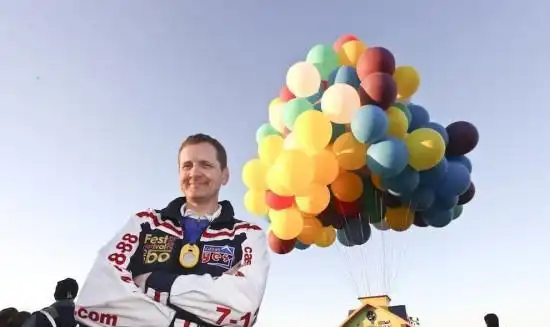 现实版飞屋环游记美国程序员用370颗氢气球开启高空之旅