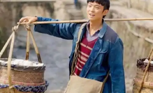 14年前,背驼腿残的重庆小伙,卖白糕成亿万富翁,却被妻子给弄死
