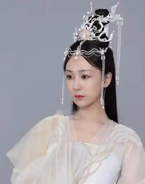 热巴杨紫先后因造型翻车,果然古装剧比现代剧更难演
