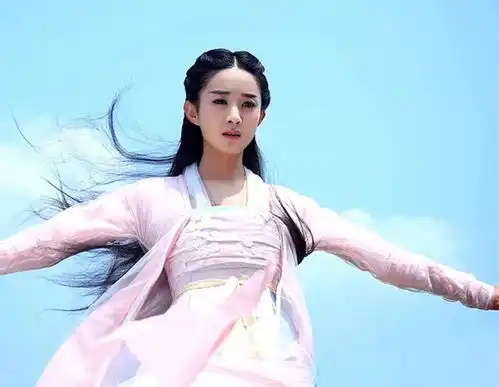 赵丽颖新剧杀青照,脸蛋和旁人形成对比,这确定是苹果脸吗
