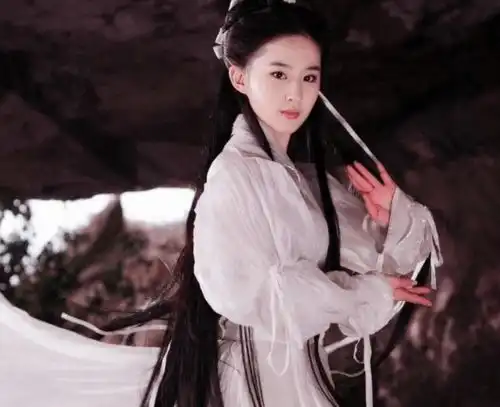 15年前刘亦菲杨幂同框旧照流出,长相青涩,如今风格各异
