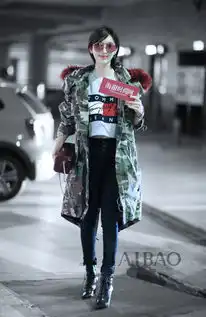 杨幂巧用高领毛衣当防毒面具