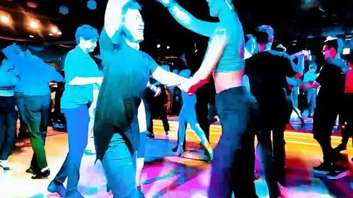 舞伴就是跳舞的伴,别用要求你妻子那样的标准去束缚他她
