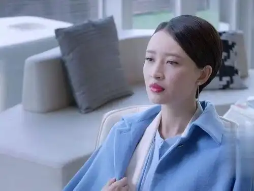 谈判官晨曦觉得杨潇很过分,不想理会杨潇,自己也觉得过分