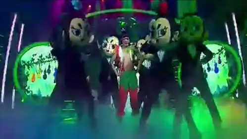 百变大咖秀包贝尔模仿王祖蓝演葫芦娃,奇葩造型乐得台下观众阵阵笑声
