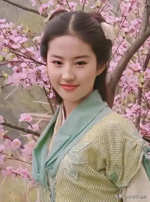 刘亦菲早已不是神仙姐姐看看她和杨幂的合照就有答案
