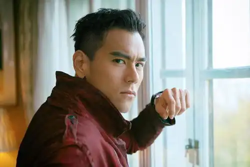 彭于晏大街上牵绳遛狗头发凌乱胡子拉碴,穿着起皱的短袖短裤
