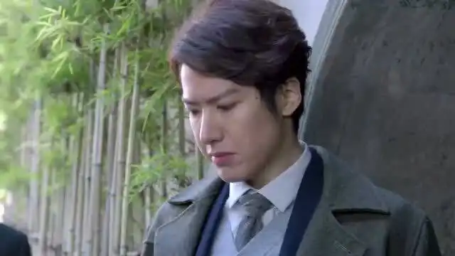 谈判官晓天找到隐居的雷雄,却一连七天被拒之门外,谢天成不满