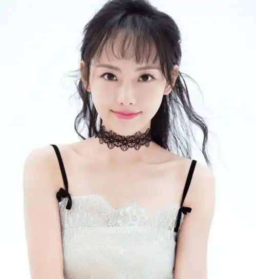 张嘉倪董子健新剧开机,小大夫主角取名郭靖黄蓉,真会玩儿
