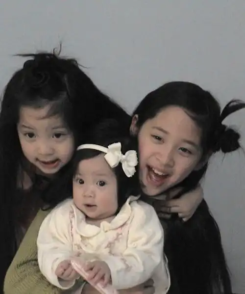 组图欧阳妮妮晒童年照为欧阳娜娜庆生姐妹旧照温馨可爱
