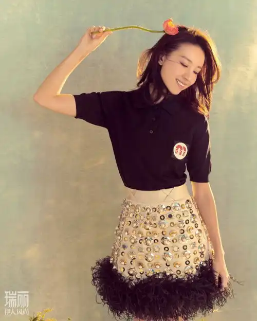 董洁换新发型拍大片,长发刘海尽显清丽女人味,宛如花间气质精灵