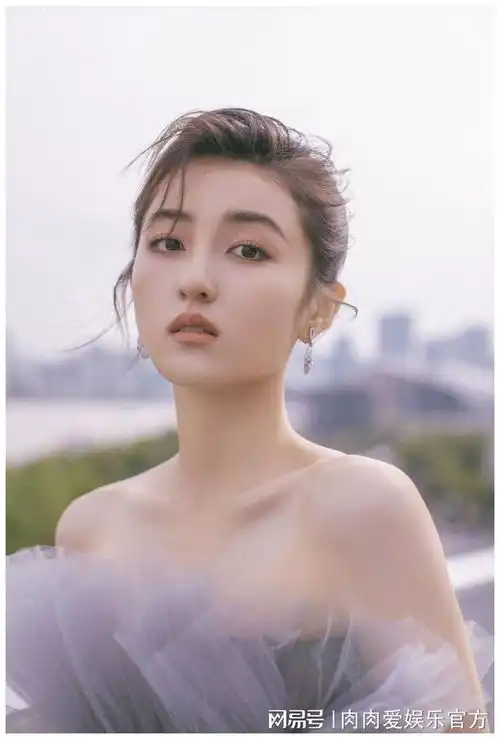 网友版福尔摩斯从张子枫的自拍眼睛里找线索,情侣头像隐藏颇深
