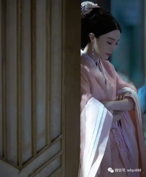 貌美的年轻美女与白发老公在船上嬉水玩闹,却让自己哥哥差点亡国
