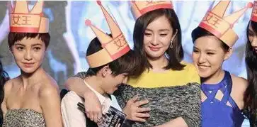 这几十张明星错位照片够你笑一年的,吴亦凡被摸,郭敬明无奈了