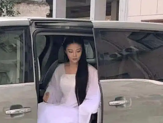 网友说徐冬冬不适合演小龙女剧照被曝光后,恐怕连刘亦菲都压不住
