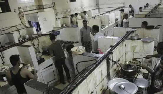 迪拜印巴劳工生活凄苦,蜗居破旧闷热劳动营