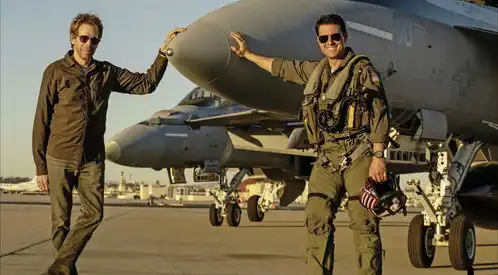 壮志凌云2全新剧照曝光阿汤哥穿军装霸气回归
