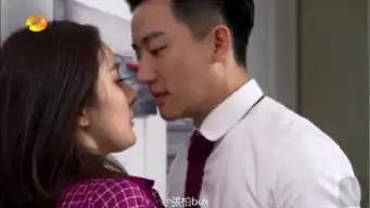 污力滔滔的翻译官乔菲的胸和程家阳的胸咚上了

