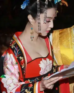 范冰冰武则天照片范冰冰版武则天剧照定妆照反正是照片
