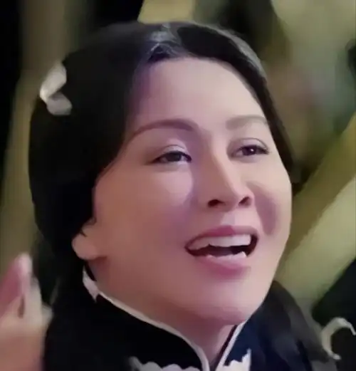 54岁刘嘉玲再演少女太违和扎双马尾脸大又老气,鼻孔大太出戏
