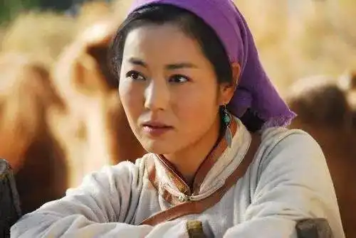 演员王茜华追夫千里二婚嫁导演,43岁冒险产子,风光背后有心酸
