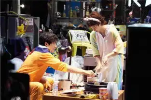 林更新亮相明星大侦探4众玩家欢乐吃火锅
