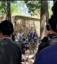 网曝王子异建国大业路透照身穿军装片场赶戏
