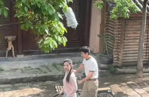 刘亦菲新剧路透,与李现cp感满满,粉色卫衣尽显少女感
