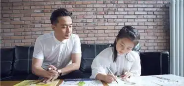 12岁的她带4万耳钉,眼神忧郁穿露脐装,网友怒赞父亲教育好
