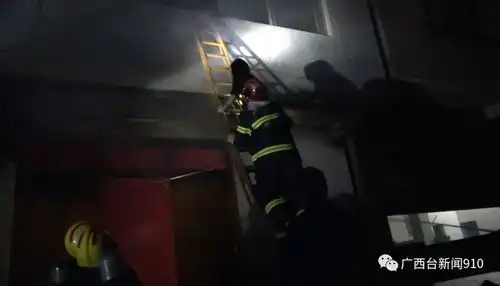 广西柳城凌晨民房突起大火消防架梯救下两人