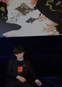 易烊千玺解锁全新发型,搭配一身牛仔套装亮相盛典舞台
