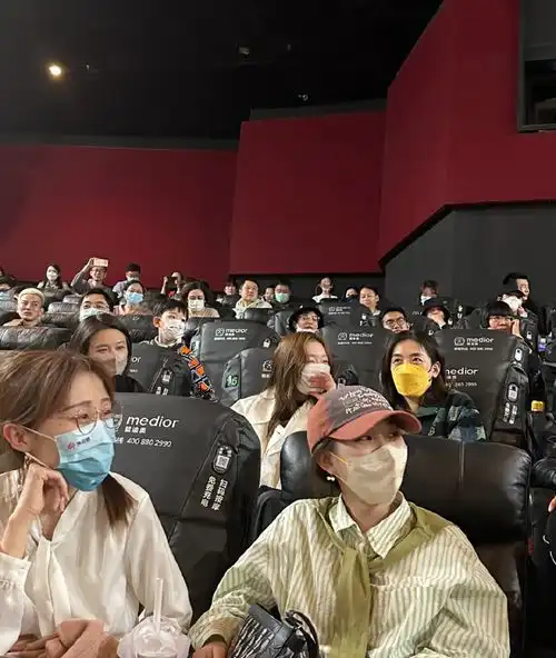 组图周冬雨马思纯合体亮相忠犬八公首映一黑一白休闲低调