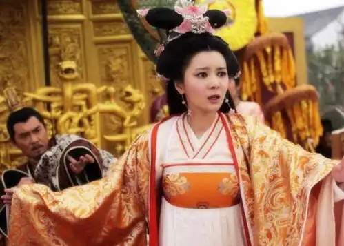 她十岁进宫15岁生子,得宠后坐皇帝腿上议政,灭国后因太美惨死
