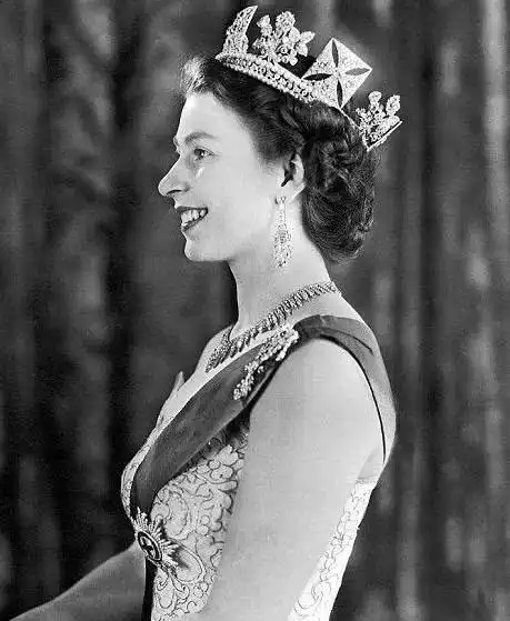 戴安娜死于车祸,在她的葬礼上,英国王室众人的表现令人难以理解
