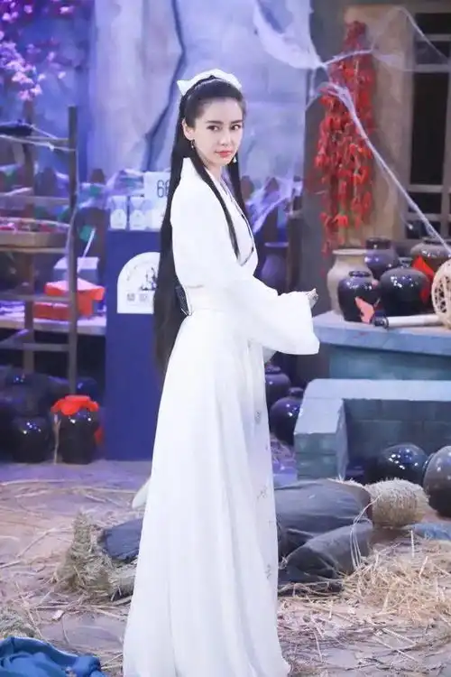 杨颖挑战刘亦菲经典古装造型,谁更适合演小龙女,答案一目了然
