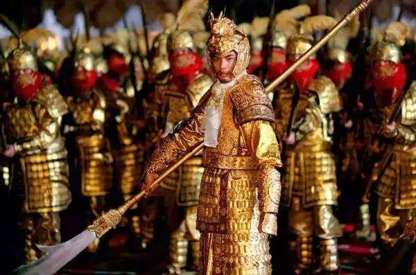 为什么满城尽带黄金甲中杰王子最后造反时,皇后手中那么精锐的红衣军不来帮忙
