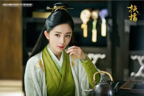 杨幂新剧路透,一袭粉衣仙过白浅,这一细节暴露皮肤真实状态