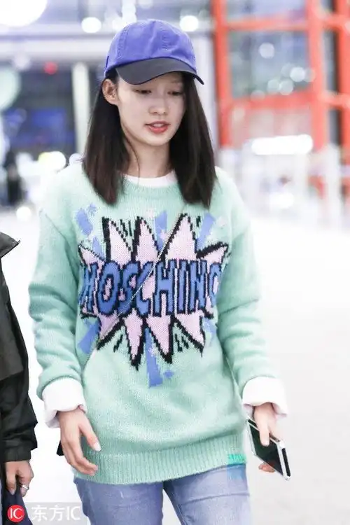 李沁素颜现身尽显清纯魅力,今天也是清爽姑娘
