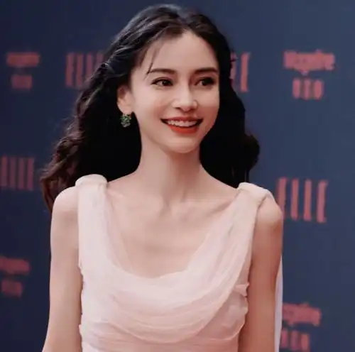 金晨再现排骨胸瘦到头大肩窄堪比颖儿,骨头凸起撑不起礼服
