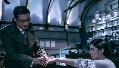 他是tvb三届视帝,二婚娶小12岁娇妻,今低调现身机场双下巴明显
